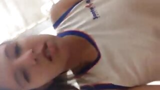 Хтива негритянка брюнетка коротке порно відео в синіх стрінгах пристрасно смокче гарячий член