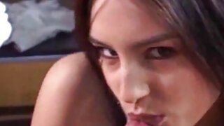 Приголомшлива брюнетка красуня Санні Леоне лоскоче свою голі дівчата відео соковиту щілинку на сходинках