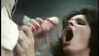 Темноволоса брудна дівчинка трахає xxx порно відео свою кішечку рожевим ділдо на дивані