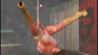 Пишногруда гаряча брюнетка Санні Леоне еротично приватне порно відео позує у своїй рожевій нижній білизні