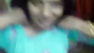 Блискуча молоденька Чісато Мукаї з порно відео коротке кролячим хвостом масажує свої сиськи