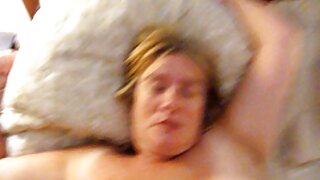 Струнка красуня в чорній нижній білизні смокче член чувака в порно відео за деньги туалеті